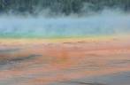 Grand Prismatic Pool escondida por seus próprios vapores, no Yellowstone National Park, em Wyoming, nos Estados Unidos